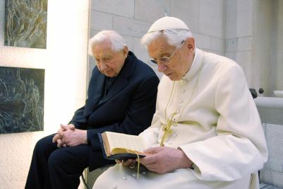 Benedetto XVI accoglie il fratello mons. Georg Ratzinger, giunto in Italia per l'85.mo compleanno del pontefice